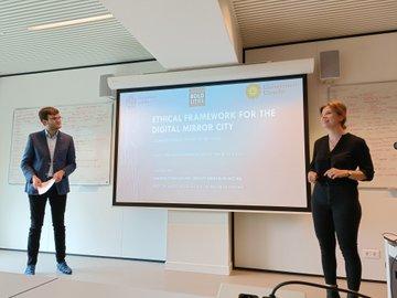 Brecht Weerheijm and Carmen Dymanus in front of a screen