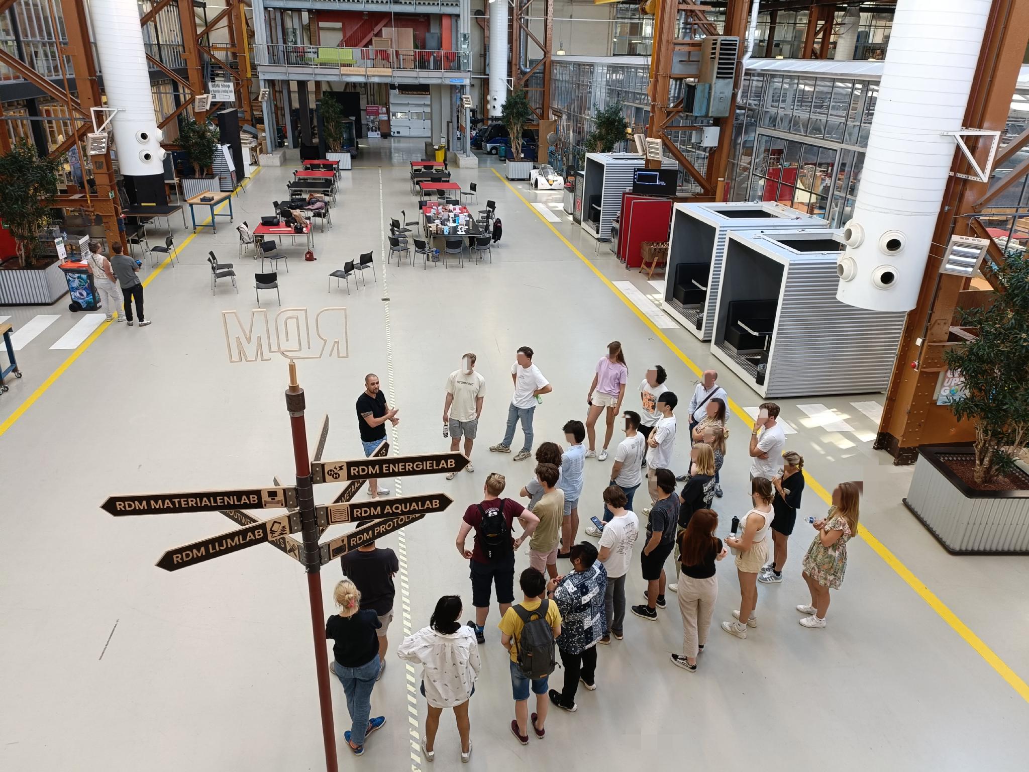 Students standing in the RDM-campus