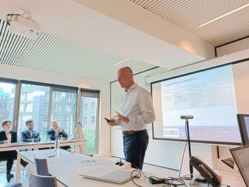 Roland Ortt in front of a screen, talking