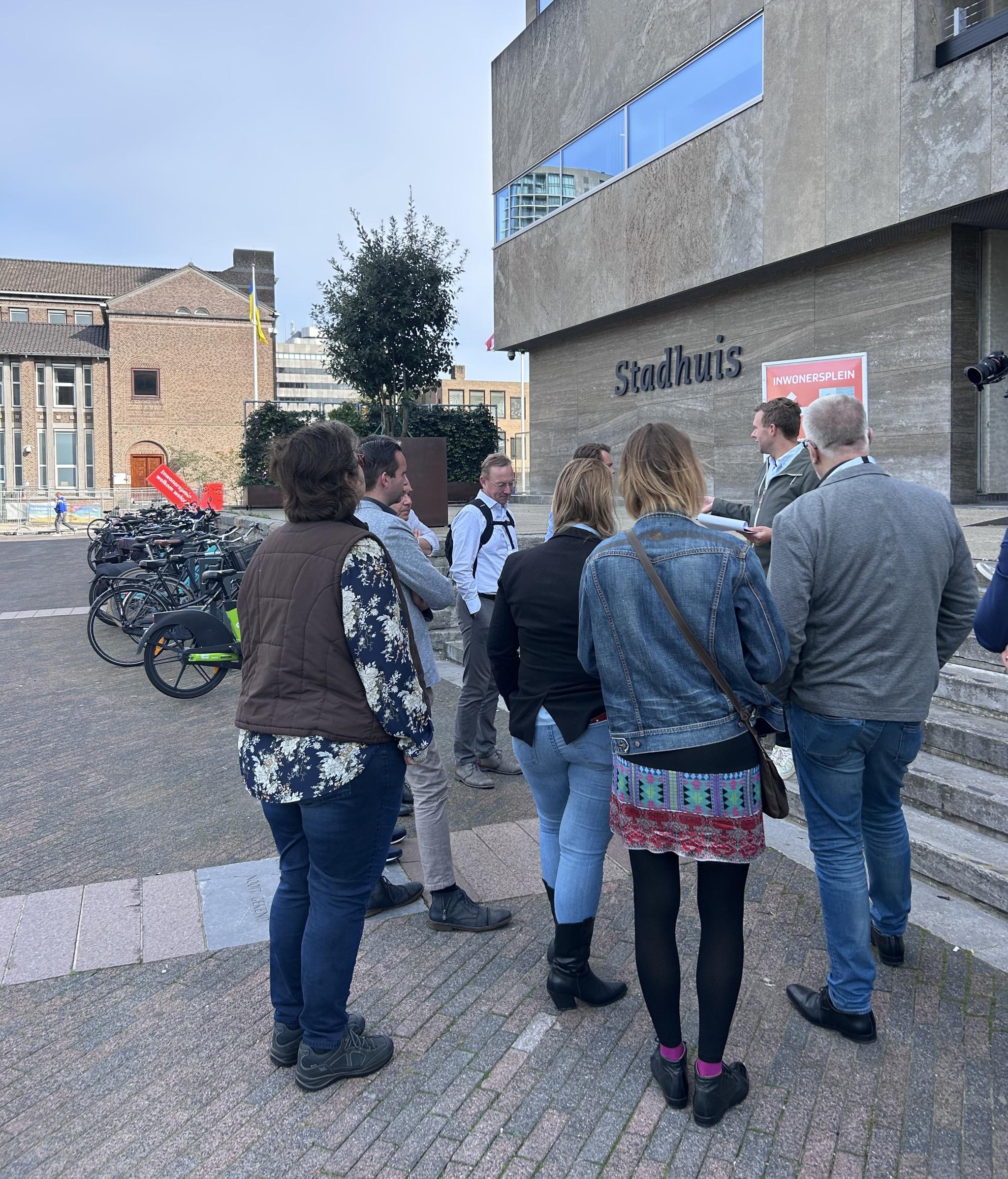 De groep gemeenteraadsleden met Inge Janse voor het Eindhovense stadhuis