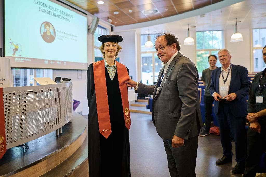 prof. dr. Bregje van Eekelen (l) receiving her stola from prof. dr. Wim van den Doel (r)