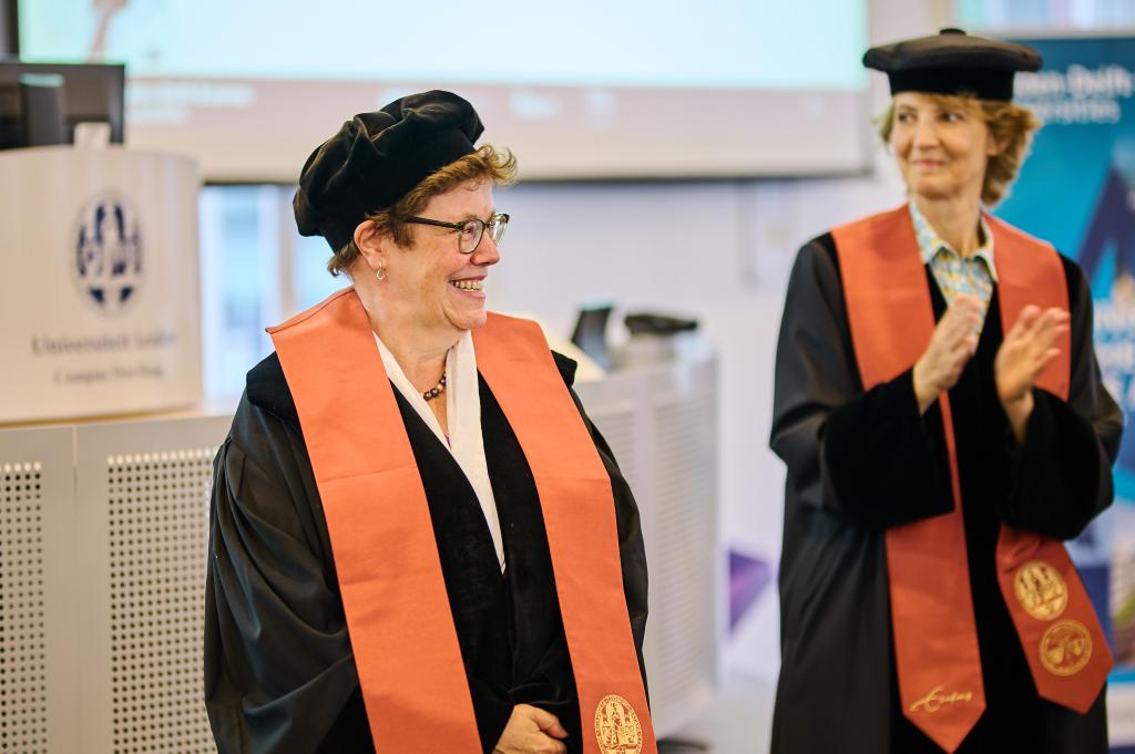 prof. dr. Liesbet van Zoonen with prof. dr. Bregje van Eekelen