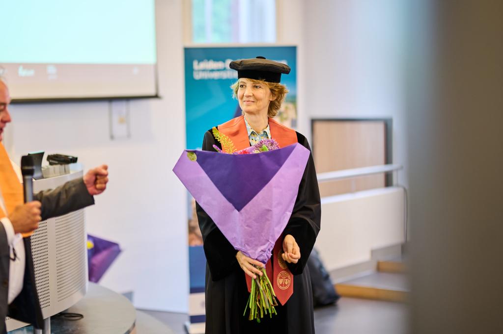 prof. dr. Bregje van Eekelen receiving flowers
