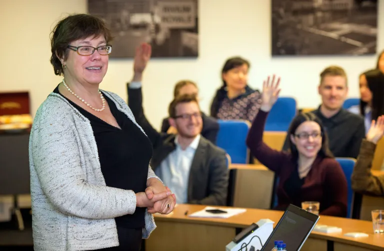 Image of professor Liesbet van Zoonen in front of students