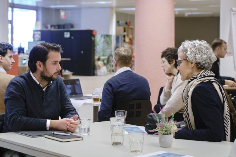 Sjoerd Jansma (l) is talking to a stakeholder about his research 