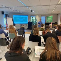 Margot Kersing giving a workshop at the Divosa Benchmark Festival 2022